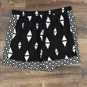 H&M | size 6 | Black and White Geometric Patterned Shorts elastic waist